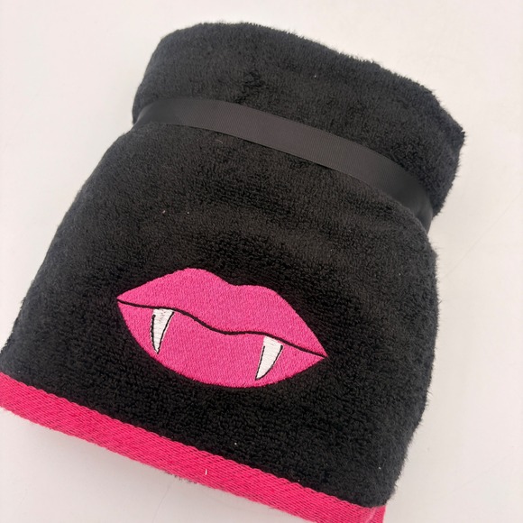 Betsey Johnson Other - Betsey Johnson Vampire Lips Hand Towel Set 2PC Black Pink Halloween Goth Cotton